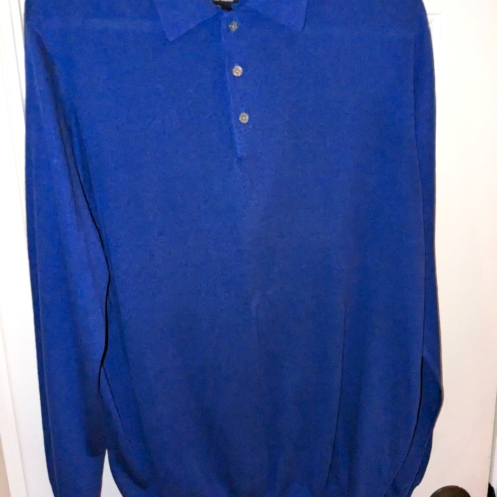 Men's Jos. A. Banks Sweater w. long sleeves. 100 percent silk in cadet blue